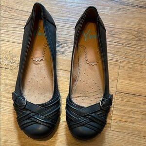 Yuu Black Flats with Pleated Toe Detail